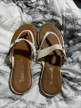 Toscanella Cream Leather Toe-Loop Buckle Sandals